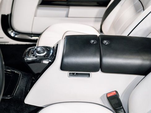 Used 2015 Rolls-Royce Phantom Drophead Coupe image 17