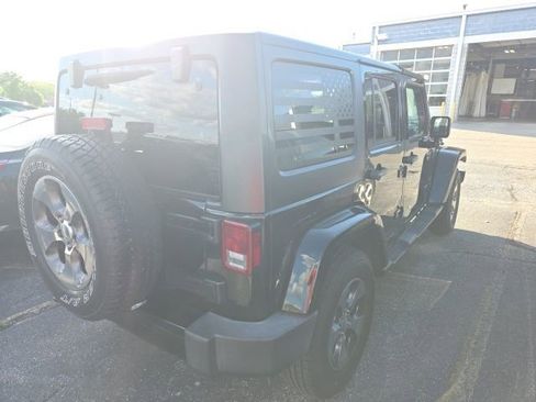 Used 2018 Jeep Wrangler Unlimited Sahara w/ Connectivity Group AWD/4WD image 4