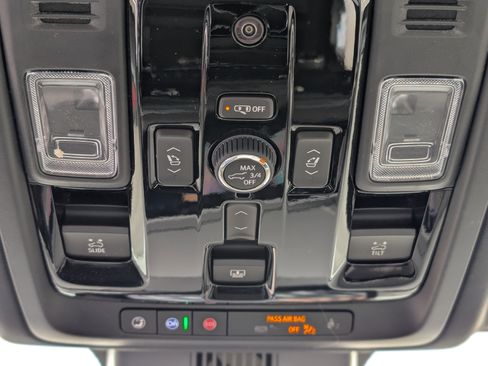 New 2026 Chevrolet Suburban Premier image 21