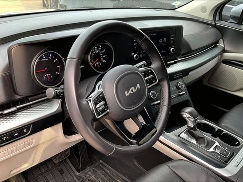 Used 2023 Kia Carnival LX image 16