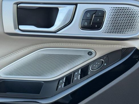 Used 2023 Ford Explorer Platinum w/ Technology Package image 27