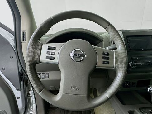 Used 2018 Nissan Frontier SV image 11