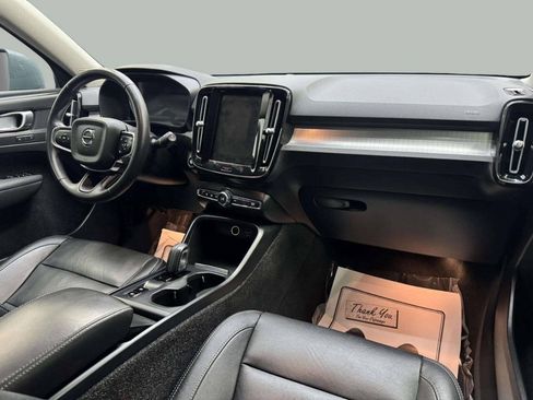 Used 2021 Volvo XC40 T4 Momentum FWD image 7
