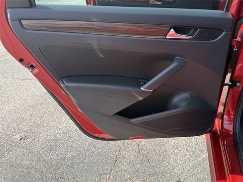 Used 2022 Volkswagen Passat 2.0T image 23