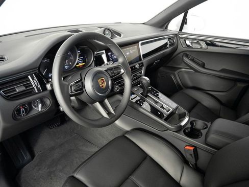 Certified 2026 Porsche Macan AWD/4WD image 4
