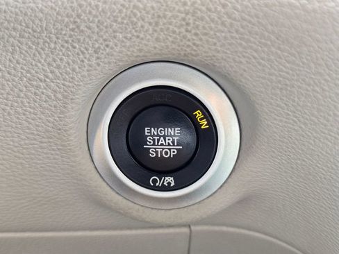 Used 2023 Chrysler Pacifica Touring-L FWD image 21