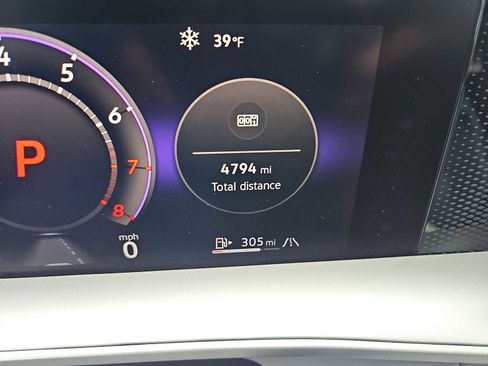 Used 2025 Volkswagen Tiguan SE AWD/4WD image 16