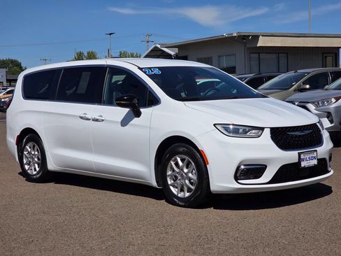 Used 2025 Chrysler Pacifica Select FWD image 36