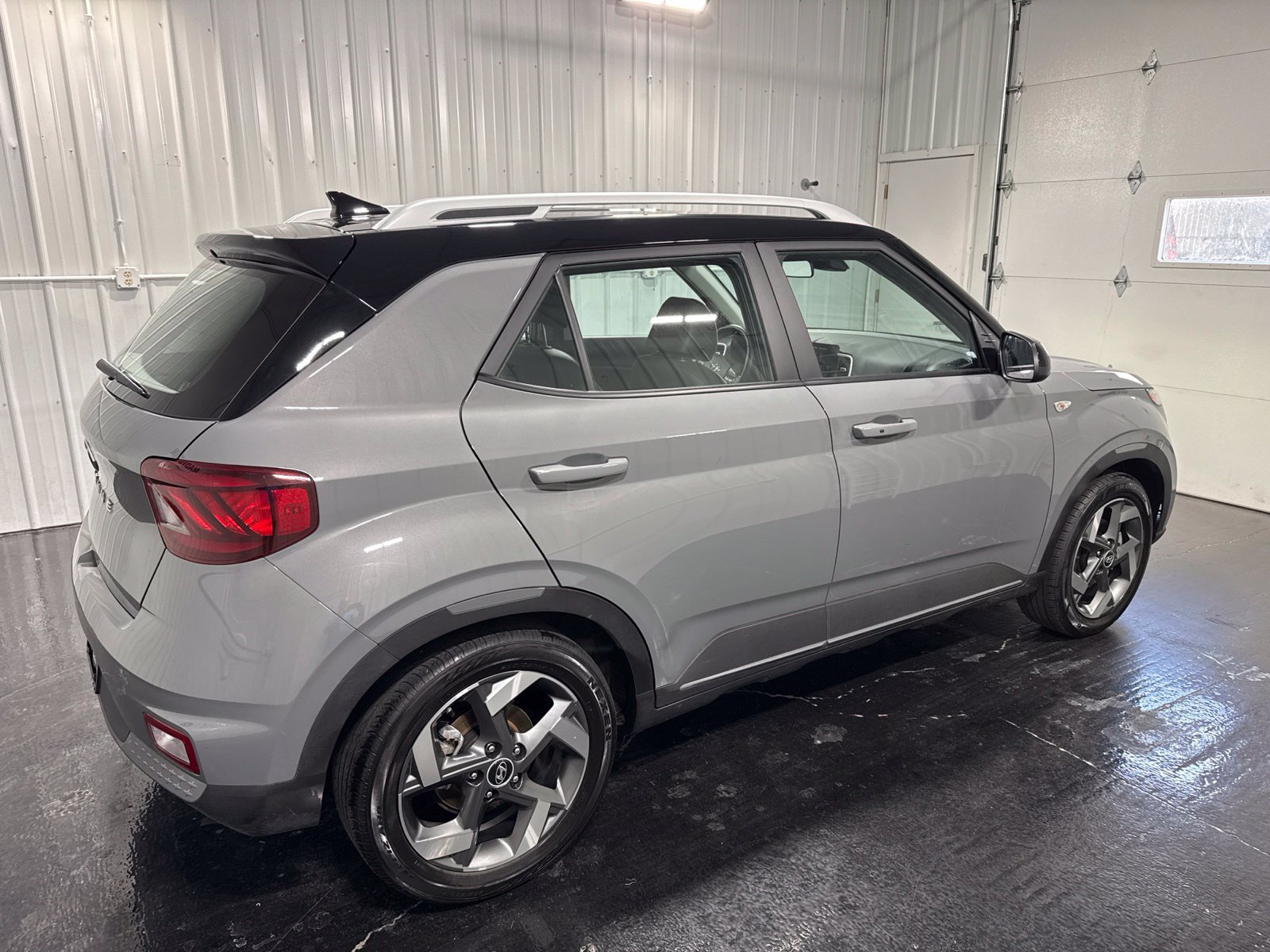 Used 2022 Hyundai Venue Limited FWD image 6