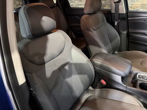 Used 2019 Hyundai Santa Fe SEL FWD image 2