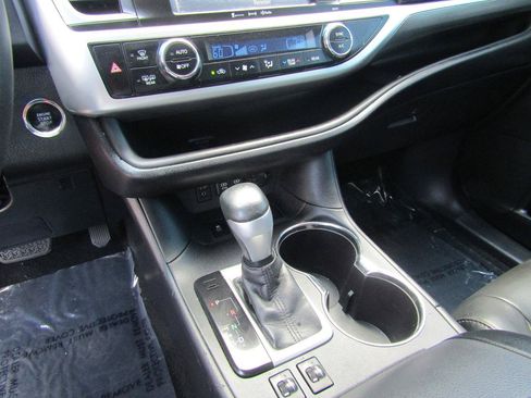 Used 2017 Toyota Highlander SE FWD image 12