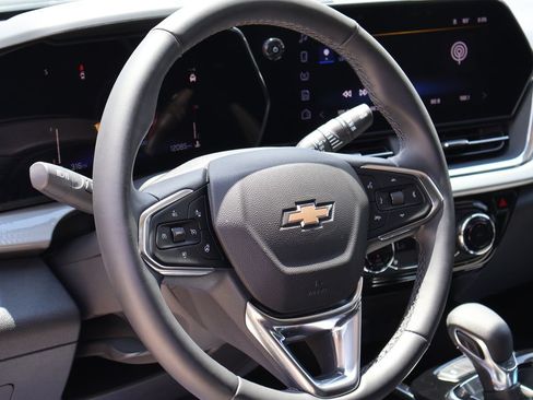 Used 2025 Chevrolet Trax LT w/ LT Convenience Package FWD image 24