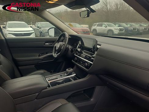 Used 2024 Nissan Pathfinder SL w/ SL Premium Package image 21