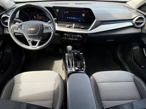 Used 2025 Chevrolet Trax LT w/ LT Convenience Package FWD image 10