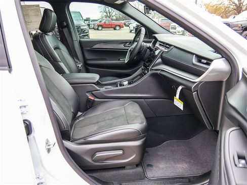 New 2025 Jeep Grand Cherokee L Altitude image 14