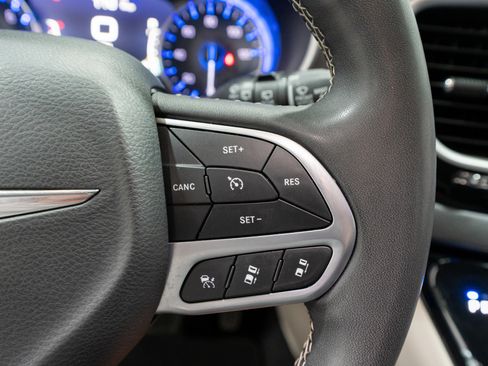 Used 2024 Chrysler Pacifica Touring-L image 25