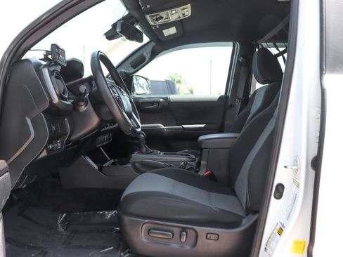Used 2021 Toyota Tacoma TRD Off-Road w/ Technology Package AWD/4WD image 17