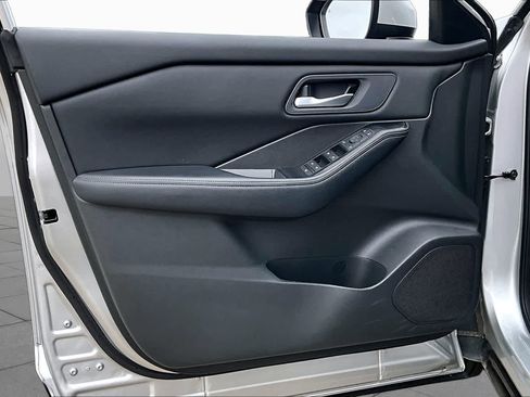 Certified 2025 Nissan Rogue SV FWD image 20