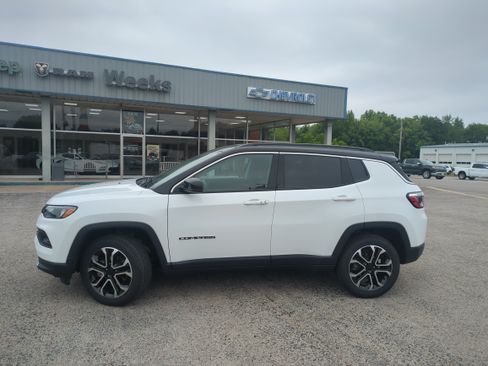Used 2022 Jeep Compass Limited AWD/4WD image 2