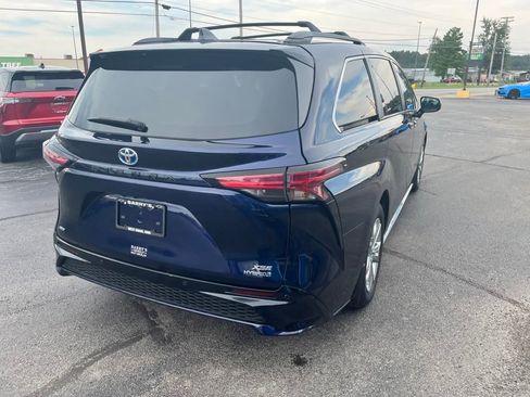 Used 2022 Toyota Sienna XSE image 5