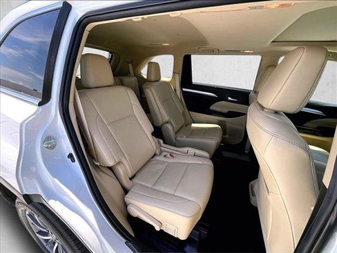 Used 2019 Toyota Highlander XLE FWD image 29