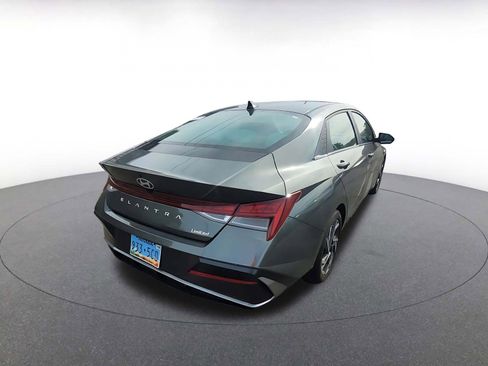 Used 2025 Hyundai Elantra Limited image 8