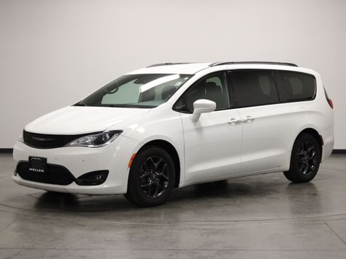 Used 2018 Chrysler Pacifica Touring-L Plus w/ Advanced Safetytec Group FWD image 4