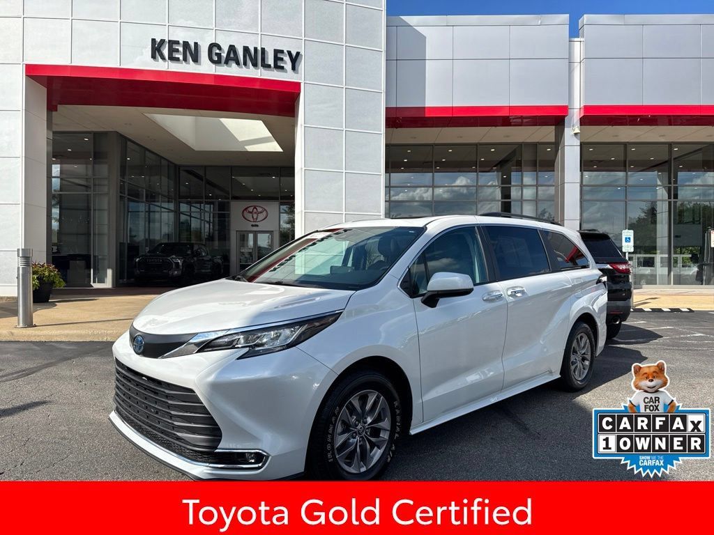 Certified 2023 Toyota Sienna XLE FWD image 1