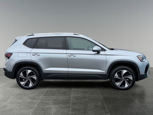 Used 2025 Volkswagen Taos SE AWD/4WD image 11