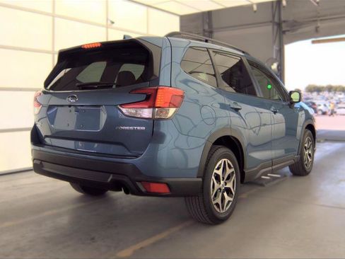 Used 2021 Subaru Forester Premium AWD/4WD image 9