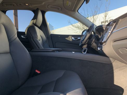 Used 2025 Volvo XC60 B5 Plus image 35