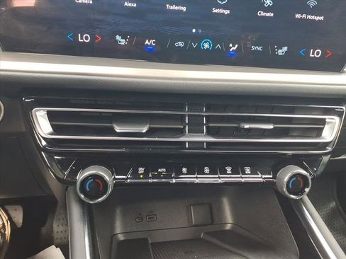 Used 2025 Chevrolet Traverse LT w/ Driver Confidence Package image 13