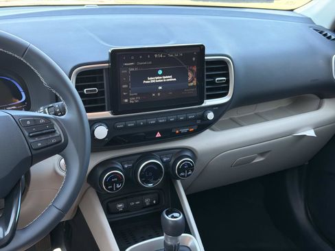 Used 2024 Hyundai Venue Limited FWD image 10