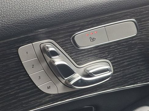 Used 2021 Mercedes-Benz GLC 300 4MATIC image 25