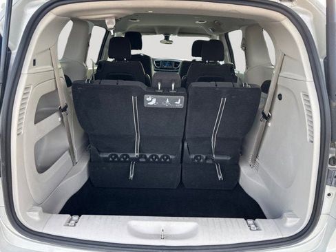 Used 2020 Chrysler Pacifica Touring image 16