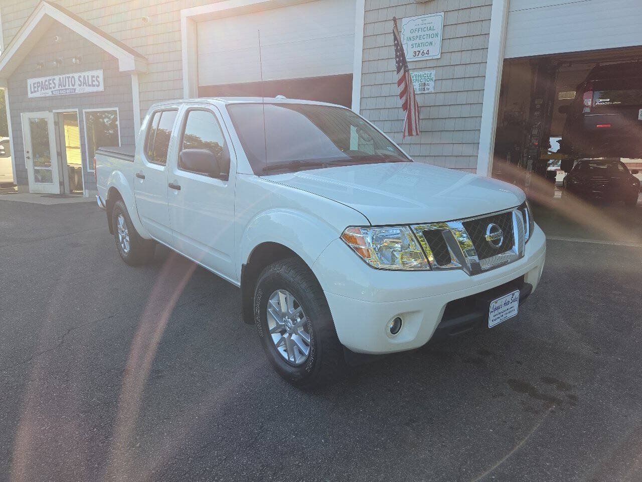 Used 2015 Nissan Frontier SV w/ SV Value Truck Package AWD/4WD image 2