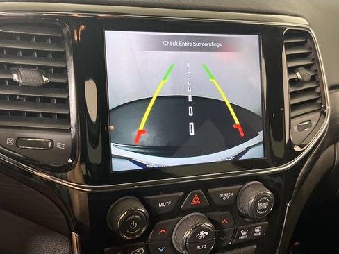 Used 2022 Jeep Grand Cherokee Laredo X image 14