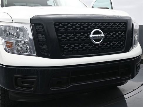 Used 2018 Nissan Titan S image 32
