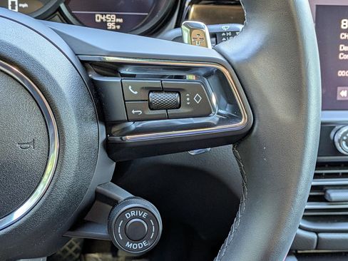 Certified 2025 Porsche Macan AWD/4WD image 9