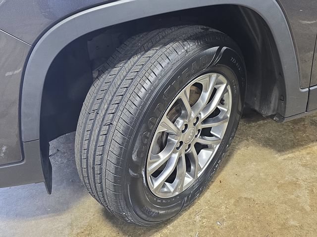 Used 2020 Jeep Cherokee Latitude Plus w/ Cold Weather Group AWD/4WD image 32