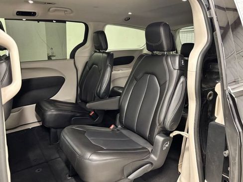 Used 2023 Chrysler Pacifica Touring-L FWD image 19