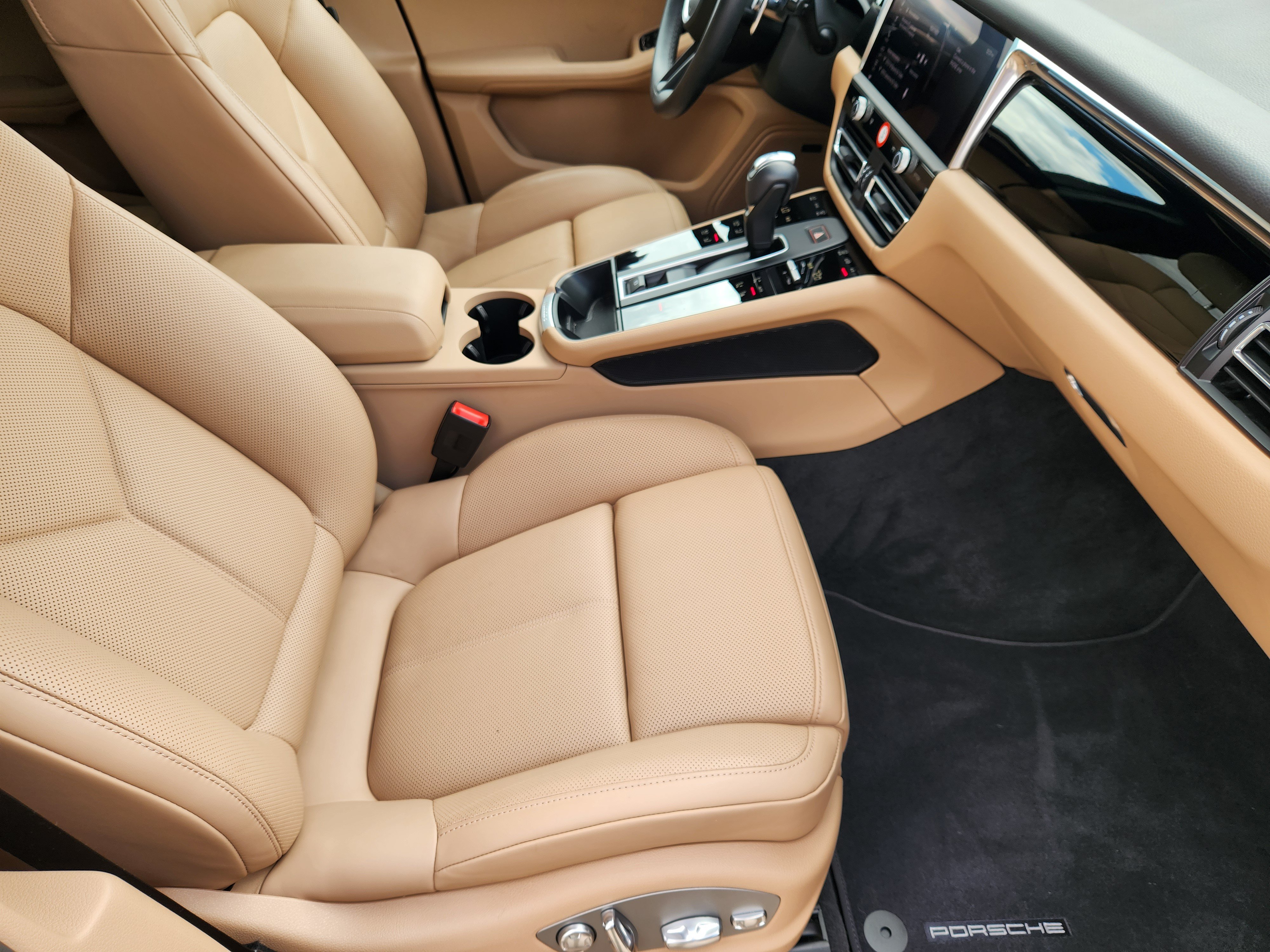 Certified 2026 Porsche Macan AWD/4WD image 16