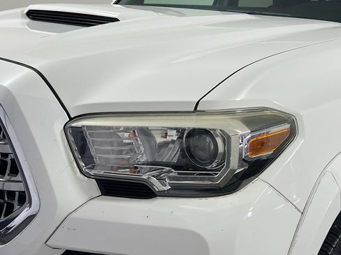 Used 2017 Toyota Tacoma TRD Sport image 11
