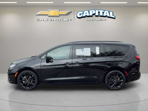 Used 2026 Chrysler Pacifica Limited w/ S Appearance Package FWD image 2