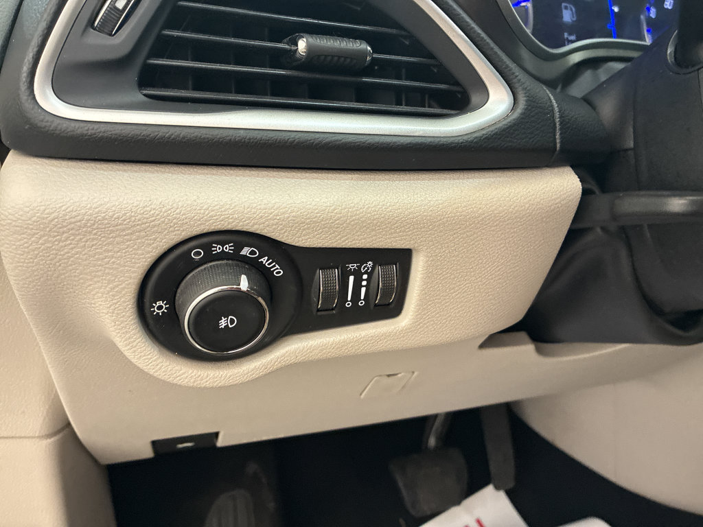 Used 2020 Chrysler Pacifica Touring-L FWD image 20