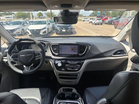 Used 2023 Chrysler Pacifica Touring-L FWD image 36