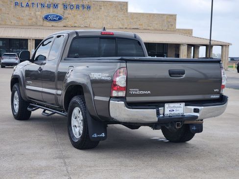 Used 2015 Toyota Tacoma 4x4 Access Cab V6 w/ TRD Off-Road Package image 4