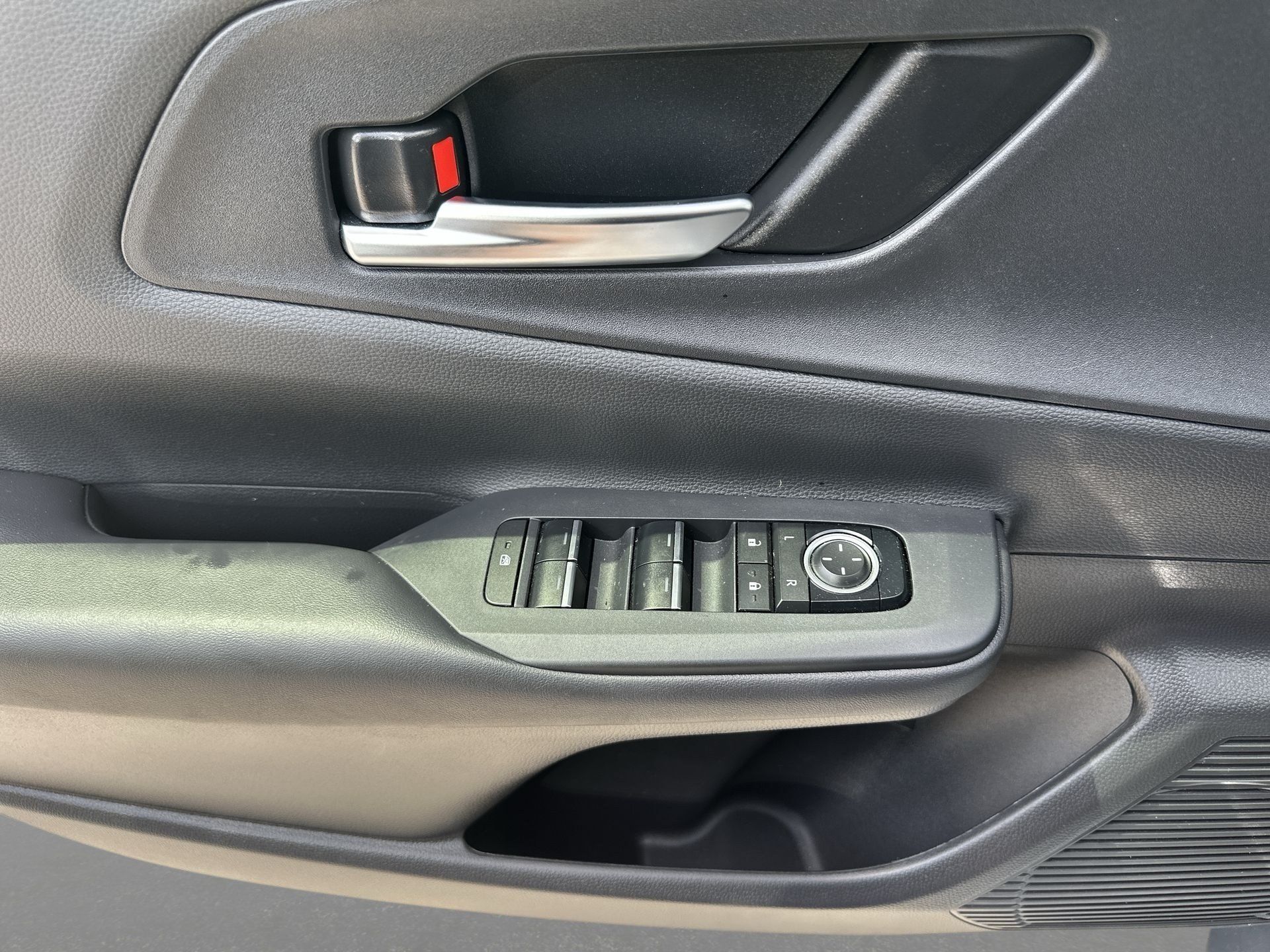 Used 2025 Toyota Prius Plug-In Hybrid FWD image 24