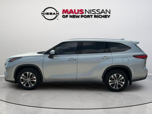 Used 2021 Toyota Highlander XLE AWD/4WD image 8