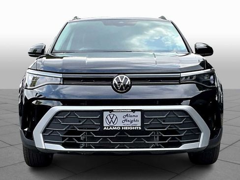 New 2025 Volkswagen Taos SE FWD image 3